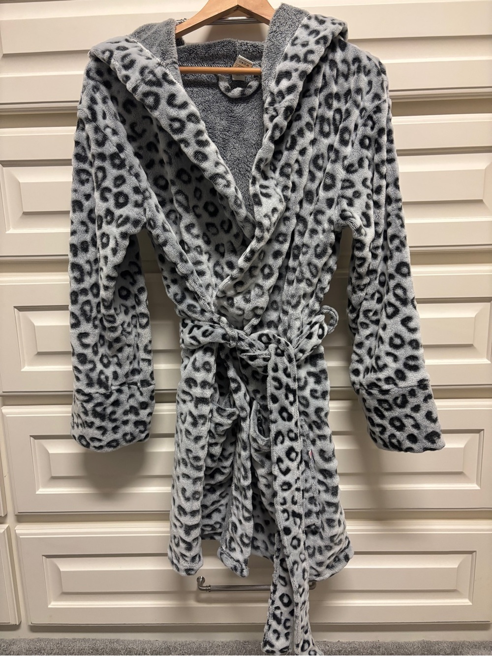 PINK Victoria's Secret Plush Hooded Robe in Gray Animal Print
